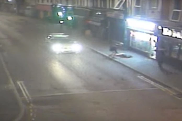 Αυτοκίνητο πέφτει πάνω σε πεζό με τέτοια δύναμη που τον «εκτινάζει» στον αέρα (σκληρές εικόνες)